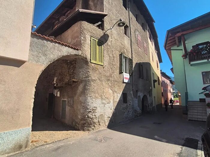 Appartamento con 10 locali in vendita in Piazza del Mercato, Pellizzano
