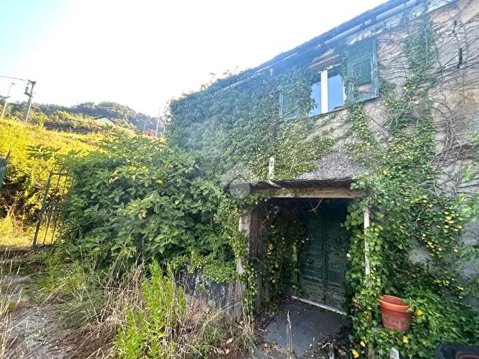 Casa con 12 locali in vendita in Via Pernecco Superiore, Serra Ricco'