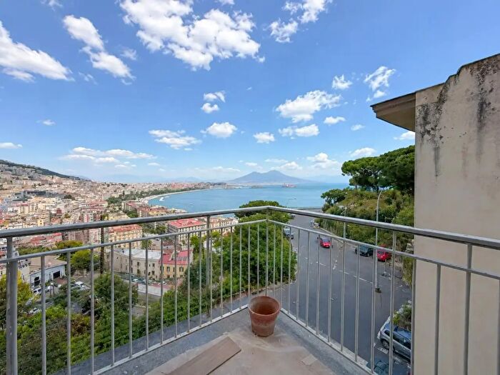 Appartamento con 5 locali in vendita in Rampe SantAntonio, Napoli