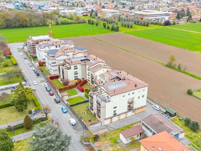 Appartamento trilocale in vendita in Vicolo Ivo Cobianchi, Parma