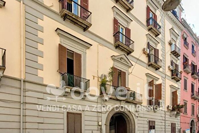 Appartamento con 5 locali in vendita in Via Chiatamone, Napoli