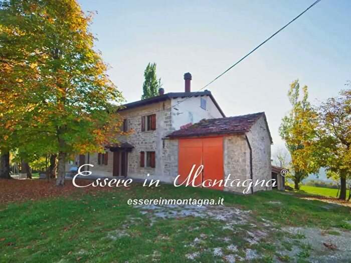 Casa quadrilocale in vendita in Montecreto