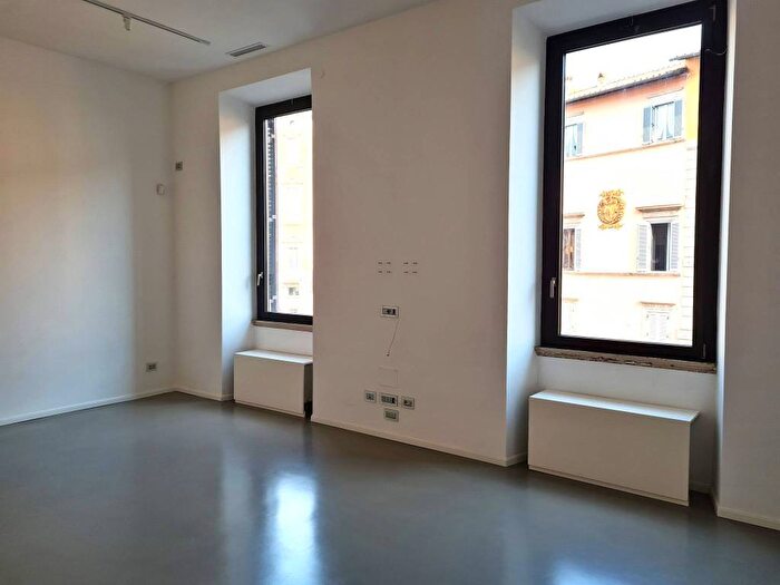 Appartamento trilocale in affitto in Via dei Baullari, Campo de Fiori, Roma