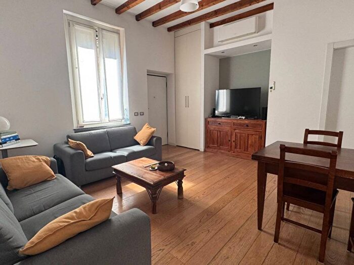 Appartamento trilocale in affitto in Via Ugo Bassi, Isola, Milano