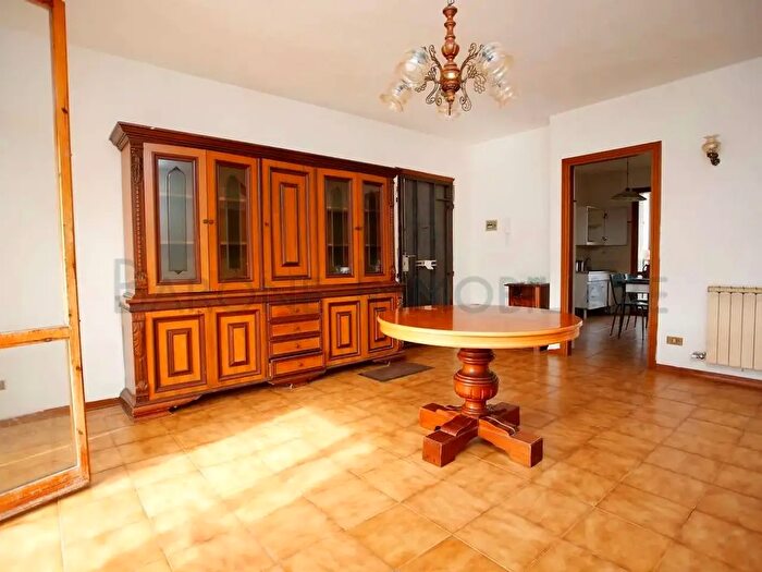Appartamento con 5 locali in vendita in Via San Vitale, Massa