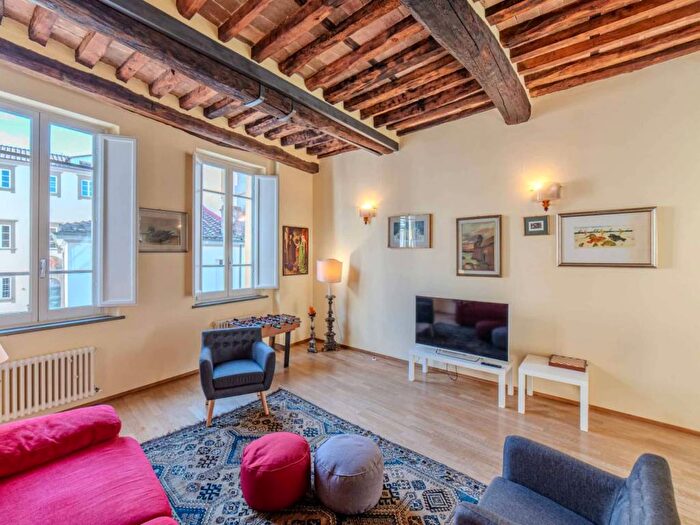 Appartamento con 6 locali in affitto in Via Elisa, Piazza Anfiteatro Torre Guinigi, Lucca