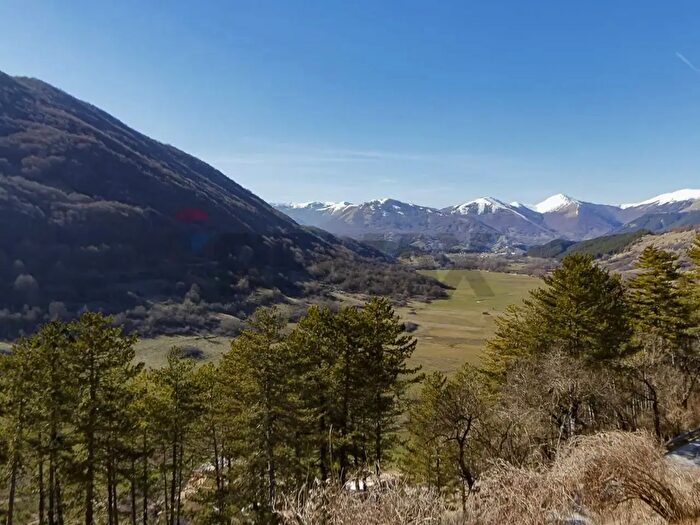 Casa trilocale in vendita in Via Porta Grande Snc, Opi