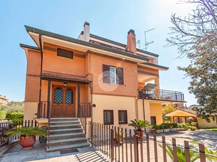 Appartamento trilocale in vendita in Via Camporotondo Etneo, Roma