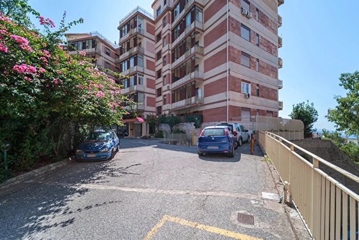 Appartamento con 5 locali in vendita in Viale dei Tigli, Messina