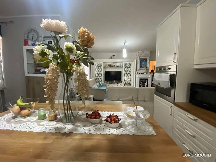 Appartamento con 6 locali in vendita in Piazza Vittorio Veneto, Traversetolo