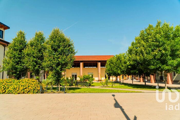 Appartamento con 10 locali in vendita in Piazza Maria Montessori, Cremona