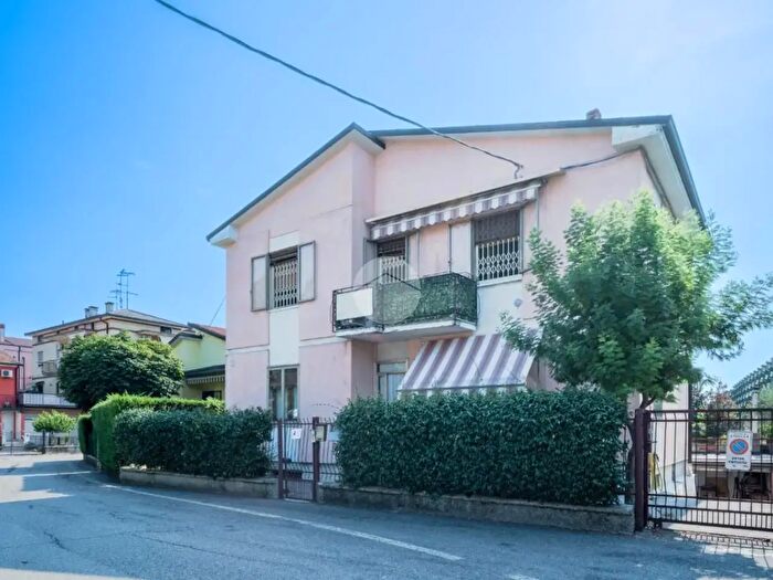 Appartamento con 8 locali in vendita in Via Barbarani Berto, San Martino Buon Albergo