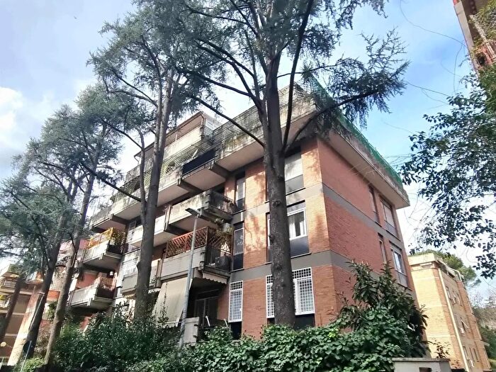 Appartamento trilocale in vendita in Via Castelfranco Veneto, Roma