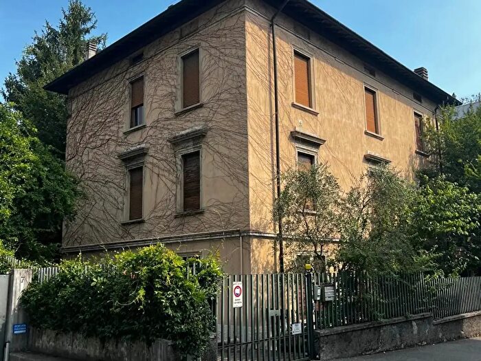 Casa con 20 locali in vendita in Via Milano, Bergamo