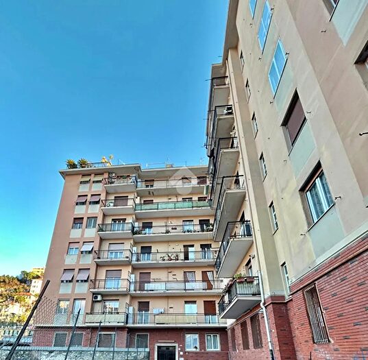 Appartamento trilocale in vendita in Via Borzoli, Genova
