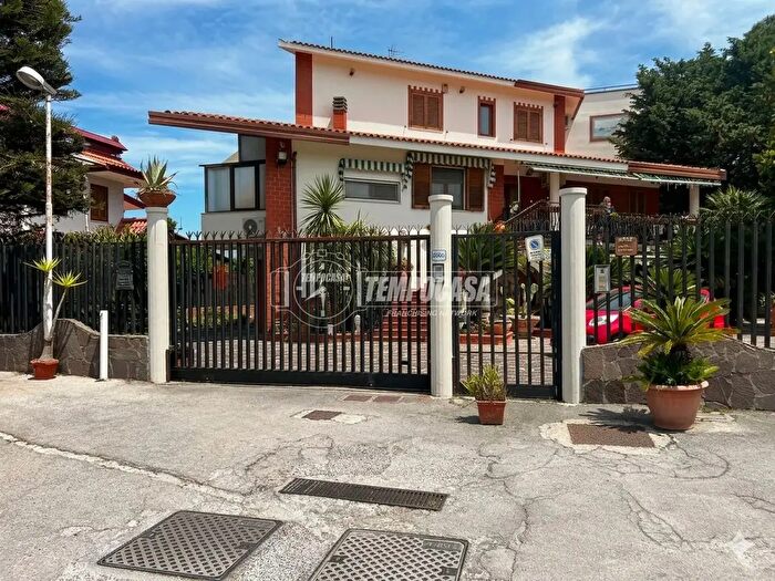Casa con 16 locali in vendita in Via Nuova Toscanella, Napoli