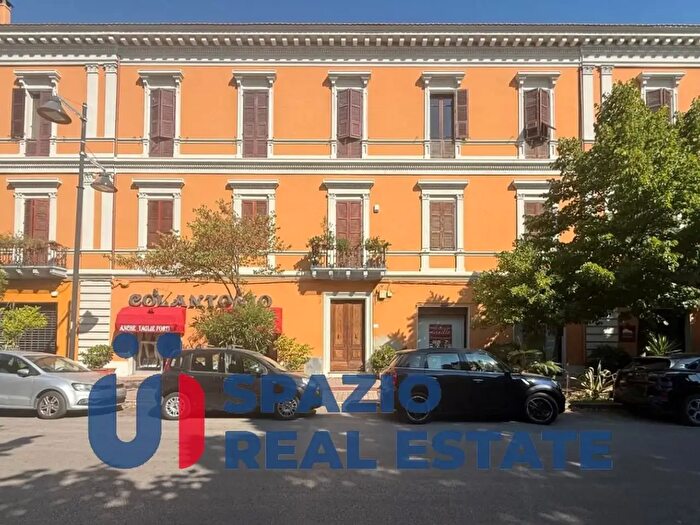 Appartamento con 10 locali in vendita in Viale Vittoria Colonna, Pescara