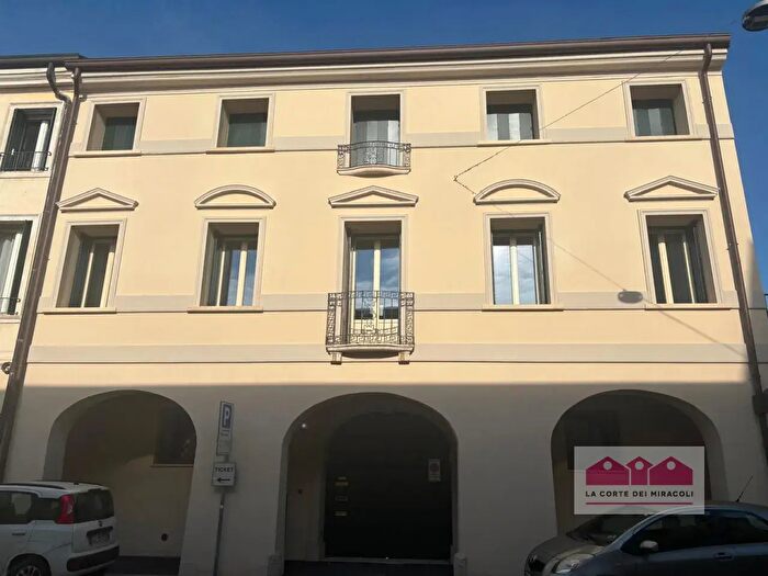 Appartamento con 5 locali in vendita in Contrà Lodi, Vicenza