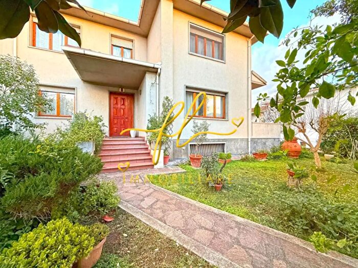 Casa con 11 locali in vendita in Cecina