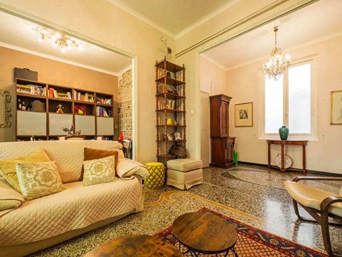Appartamento con 6 locali in vendita in Via Lucca, Genova