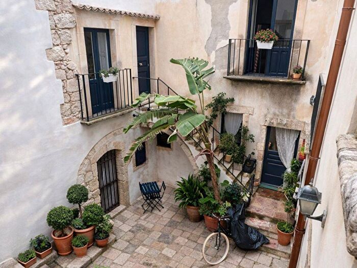 Appartamento con 5 locali in affitto in Via Nizza, Ortigia, Siracusa