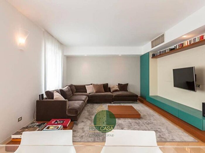 Appartamento con 5 locali in affitto in Via Andrea Maffei, Montenero, Milano