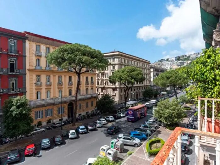 Appartamento con 6 locali in vendita in Napoli