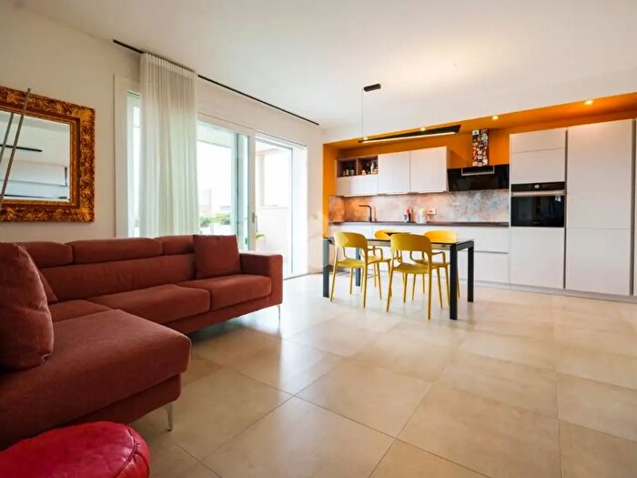 Appartamento trilocale in vendita in Via Cattaneo, Treviglio