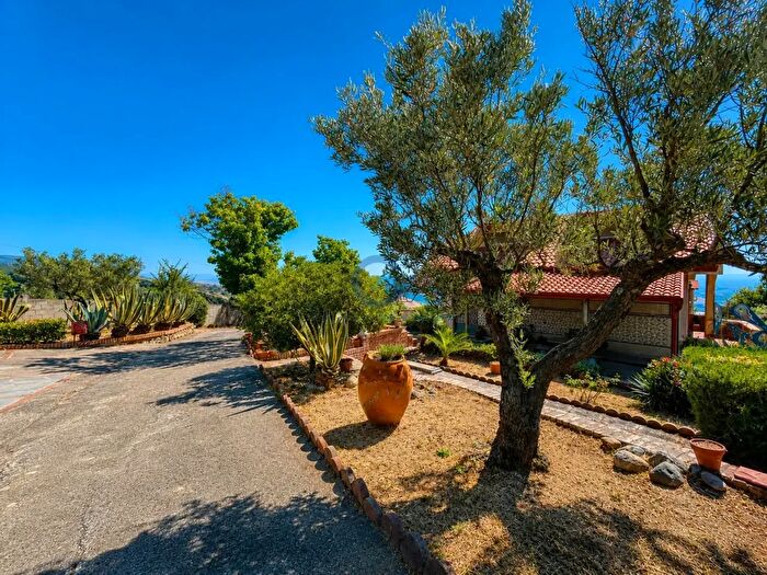 Casa con 8 locali in vendita in Via Po, Cropani