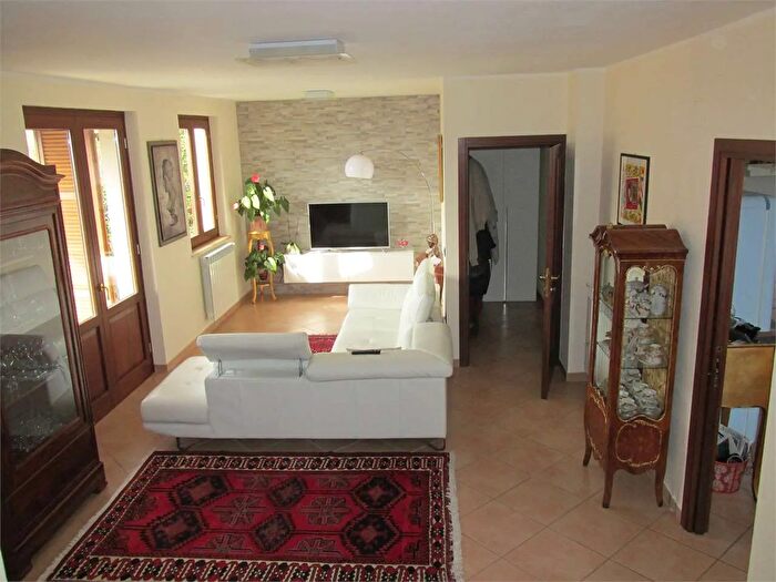 Casa con 7 locali in vendita in Castelnuovo Magra