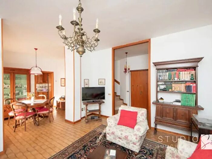 Appartamento con 6 locali in vendita in Via Gherardo Nerucci, Pistoia