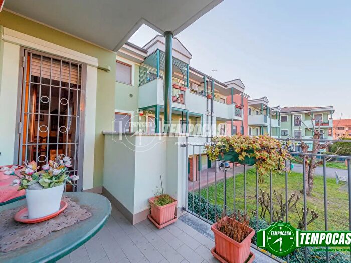 Appartamento trilocale in vendita in Via Giuseppe Verdi, Rosate