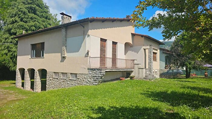 Casa con 7 locali in vendita in Via Nazionale Lucca, Lucca
