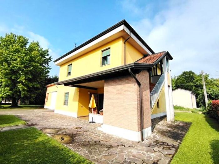 Casa con 6 locali in vendita in Finale Emilia