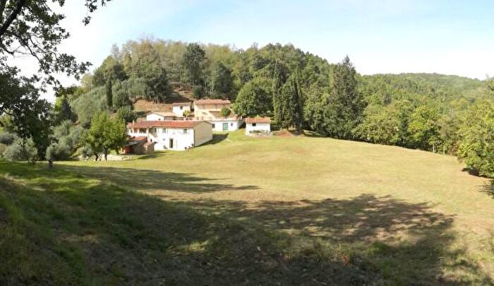 Casa con 6 locali in vendita in Via Monte a Pescia Est, Pescia