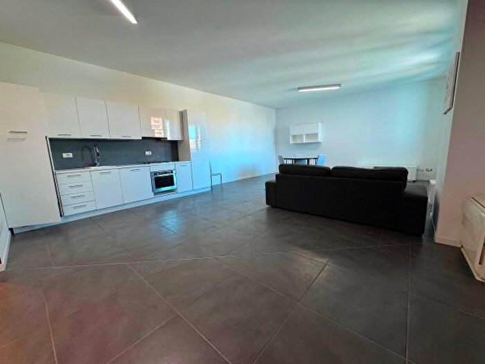 Appartamento quadrilocale in affitto in Via Passo Pordoi, Milano