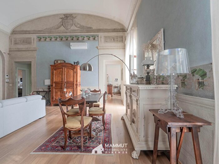 Appartamento con 6 locali in vendita in Lastra A Signa