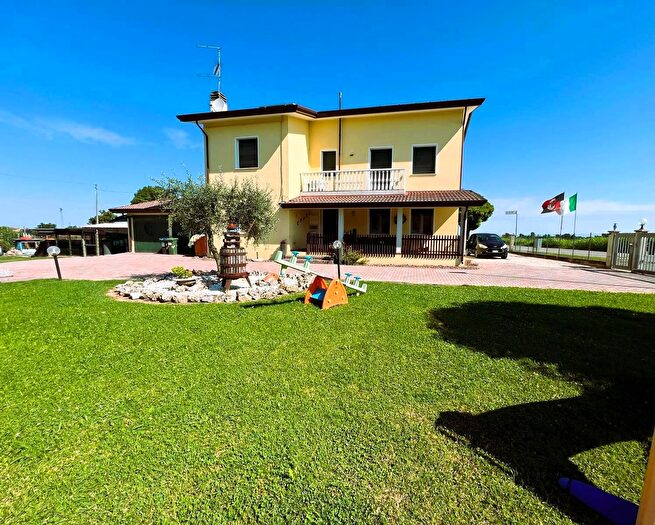 Casa con 8 locali in vendita in Via Brussa, Portogruaro