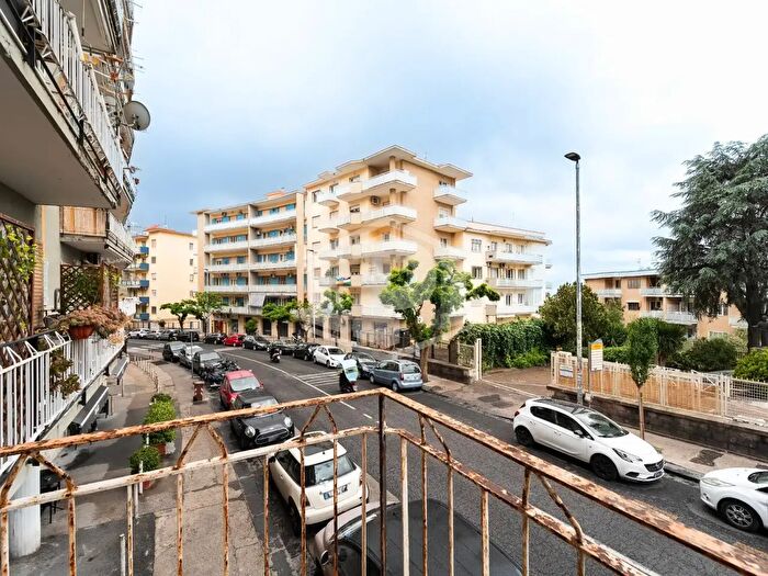 Appartamento trilocale in vendita in Via Domenico Fontana, Napoli