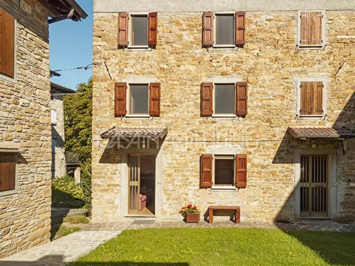 Casa con 5 locali in vendita in Montefiorino