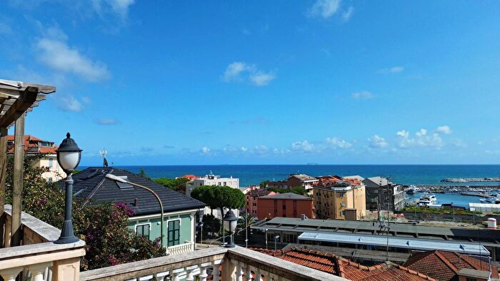 Casa con 7 locali in vendita in Varazze