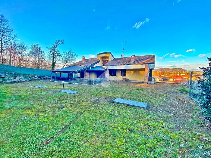 Casa con 8 locali in vendita in Via Beati, Castelletto Sopra Ticino