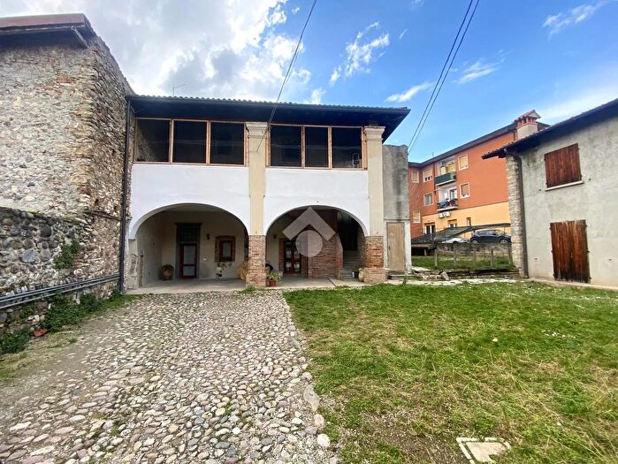 Appartamento quadrilocale in vendita in Via Martiri della Libertà, Corte Franca