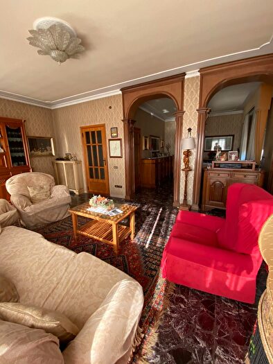 Casa con 10 locali in vendita in Cascina