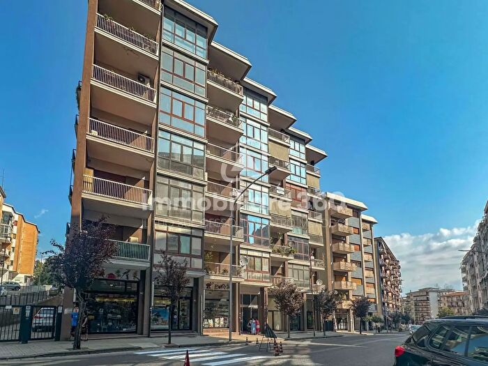 Appartamento con 6 locali in vendita in Via Nicola Serra, Cosenza