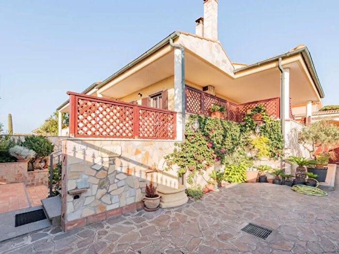 Casa quadrilocale in vendita in Via Villa Urbana, Fiumicino