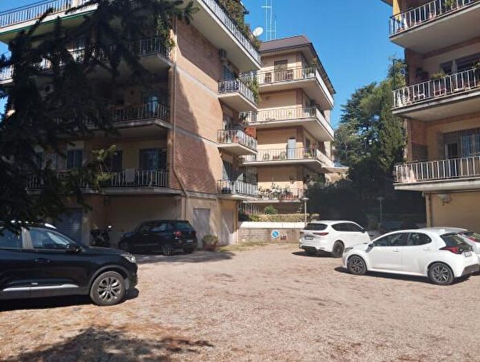 Appartamento trilocale in vendita in Via Monte Massico a, Roma