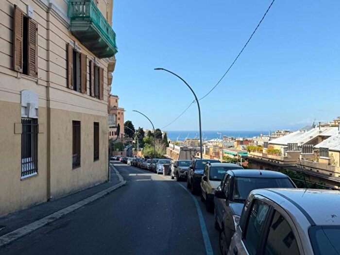 Appartamento con 5 locali in affitto in Via Aldo Acquarone, Castelletto, Genova