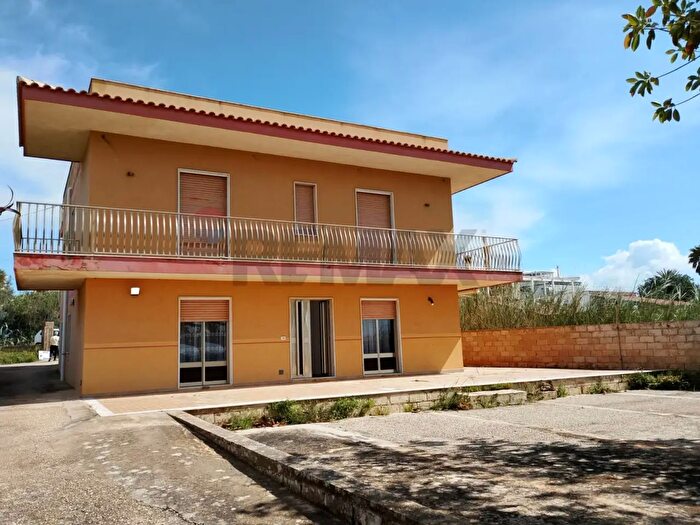 Casa con 6 locali in vendita in Via Platone, Scicli