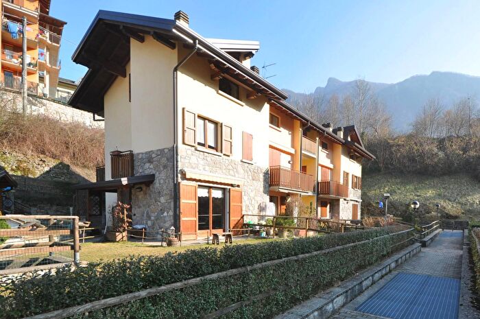 Appartamento bilocale in vendita in Via Mamma Calvi, Piazza Brembana